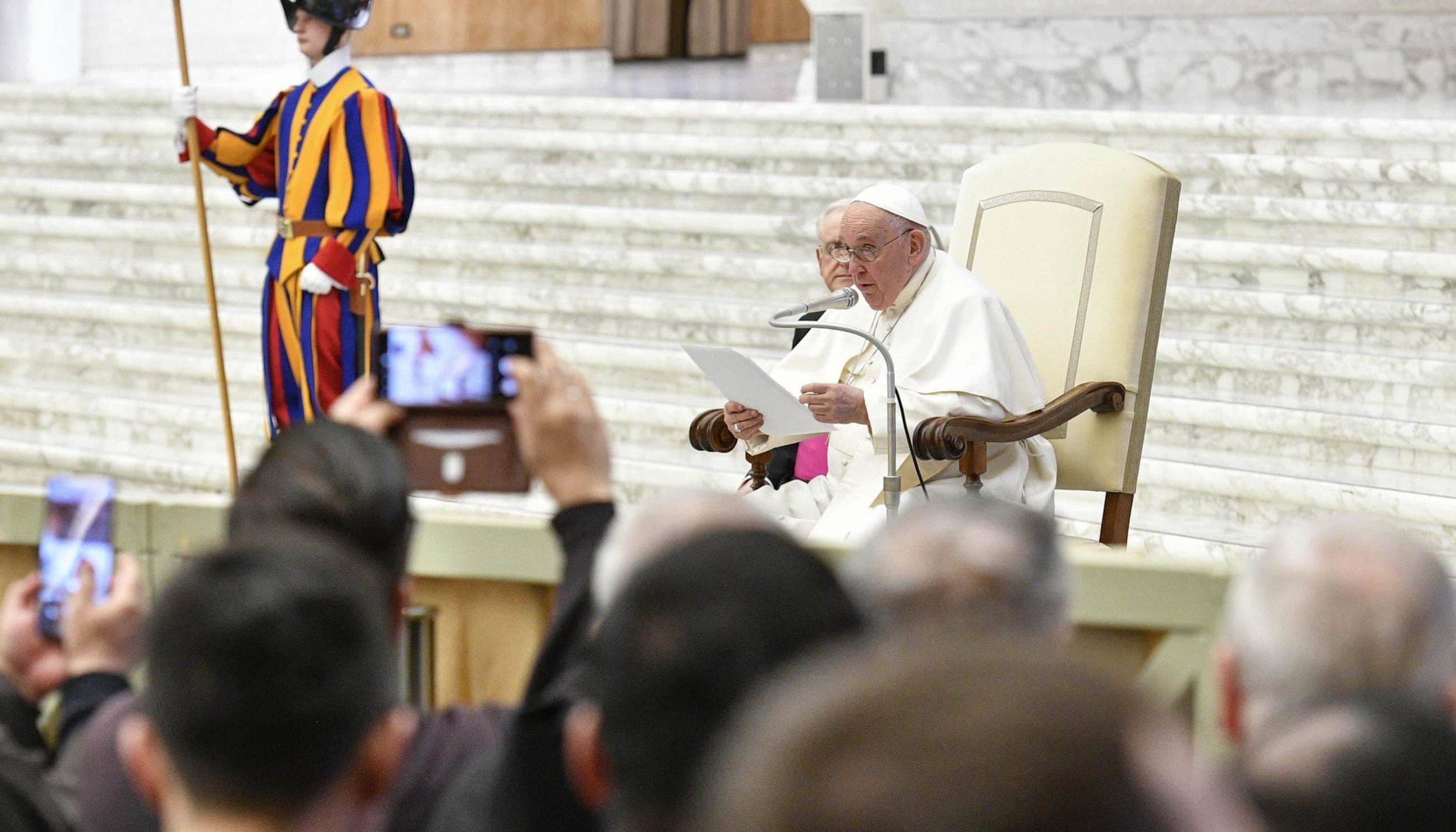 Il Papa ricoverato: “Ha una bronchite infettiva, netto miglioramento con cure”
