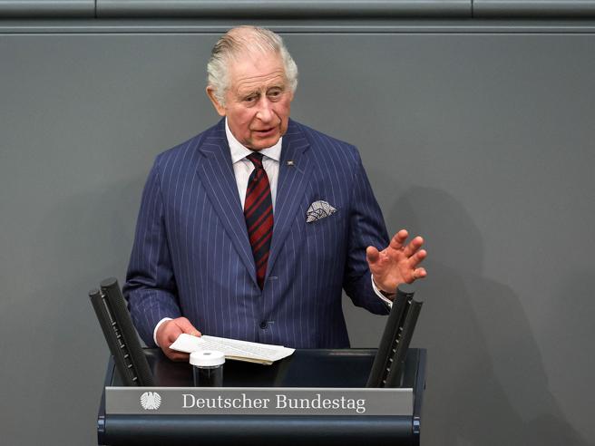 Re Carlo parla al Bundestag, tra Ucraina e applausi dei deputati