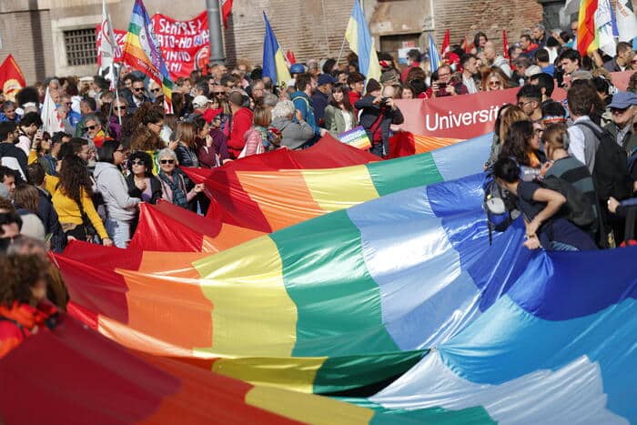 Arcobaleno di nuovo in piazza a Roma: trascrivere figli coppie gay