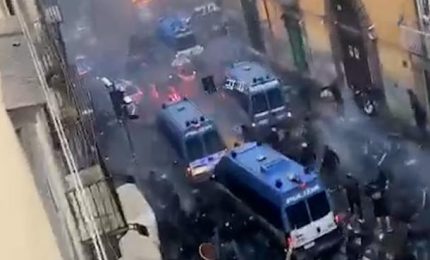 Ultrà tedeschi mettono a 'ferro e fuoco' il centro di Napoli. "118 e pronto soccorso in allerta"