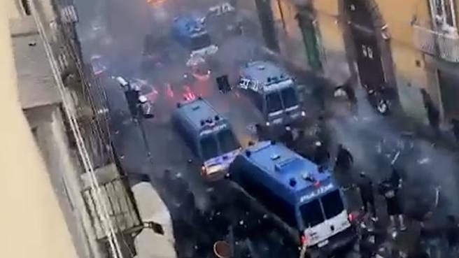 Ultrà tedeschi mettono a ‘ferro e fuoco’ il centro di Napoli. “118 e pronto soccorso in allerta”