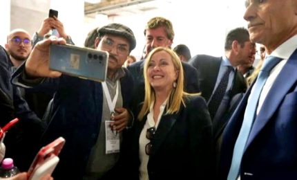 Giorgia Meloni visita il Cosmoprof tra selfie e sorrisi