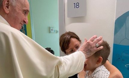 Papa visita oncologia e impartisce battesimo a bimbo