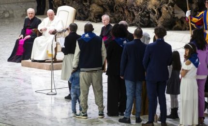Papa saluta rifugiati: accoglienza primo passo per la pace