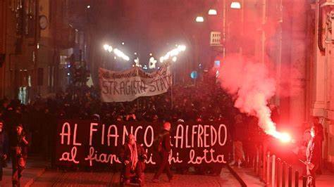 Anarchici, vetrine rotte e lancio petardi al corteo di Torino