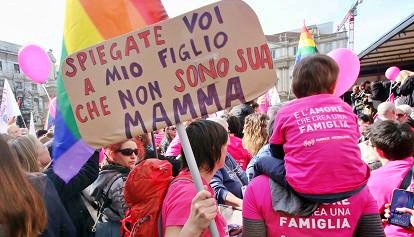 Famiglie arcobaleno in piazza: una legge per i diritti