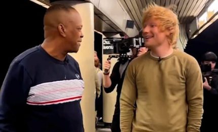 Ed Sheeran duetta con il cantante Mike Yung nella metro di N.Y.