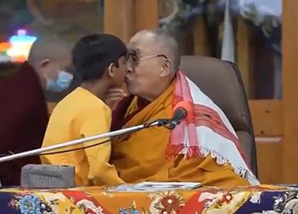 Dalai Lama bacia bimbo e gli chiede “succhiami la lingua”