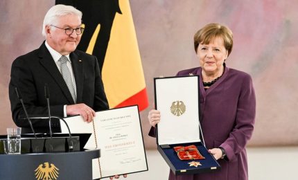 A Merkel la più alta onorificenza, ma Germania si divide