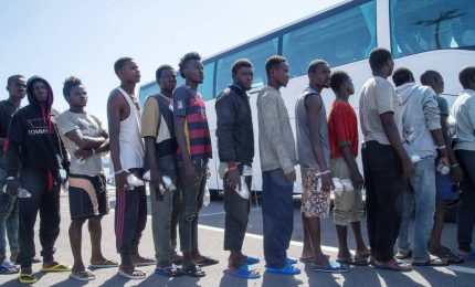Migranti, nuovi centri senza gara e ricollocamenti per superare emergenza