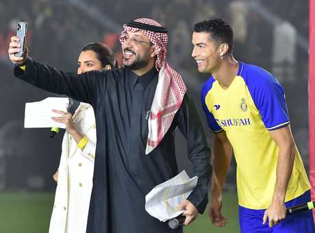 ronaldo.al.nassr.selfie.presentazione.2022.23.460x340