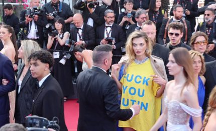 A Cannes la protesta della modella ucraina contro Putin