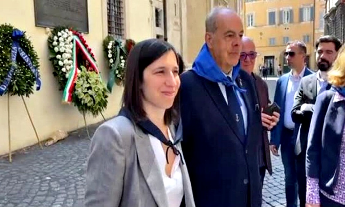 Elly Schlein deposita corona e indossa un fazzoletto dei partigiani cristiani