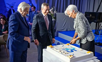Festa per i 25 anni della Bce con Draghi e Lagarde: "Whatever it cakes"