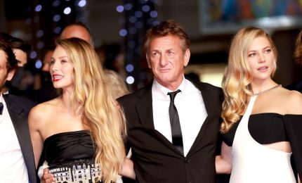 Cannes, Sean Penn sfila sul red carpet di "Black Flies"