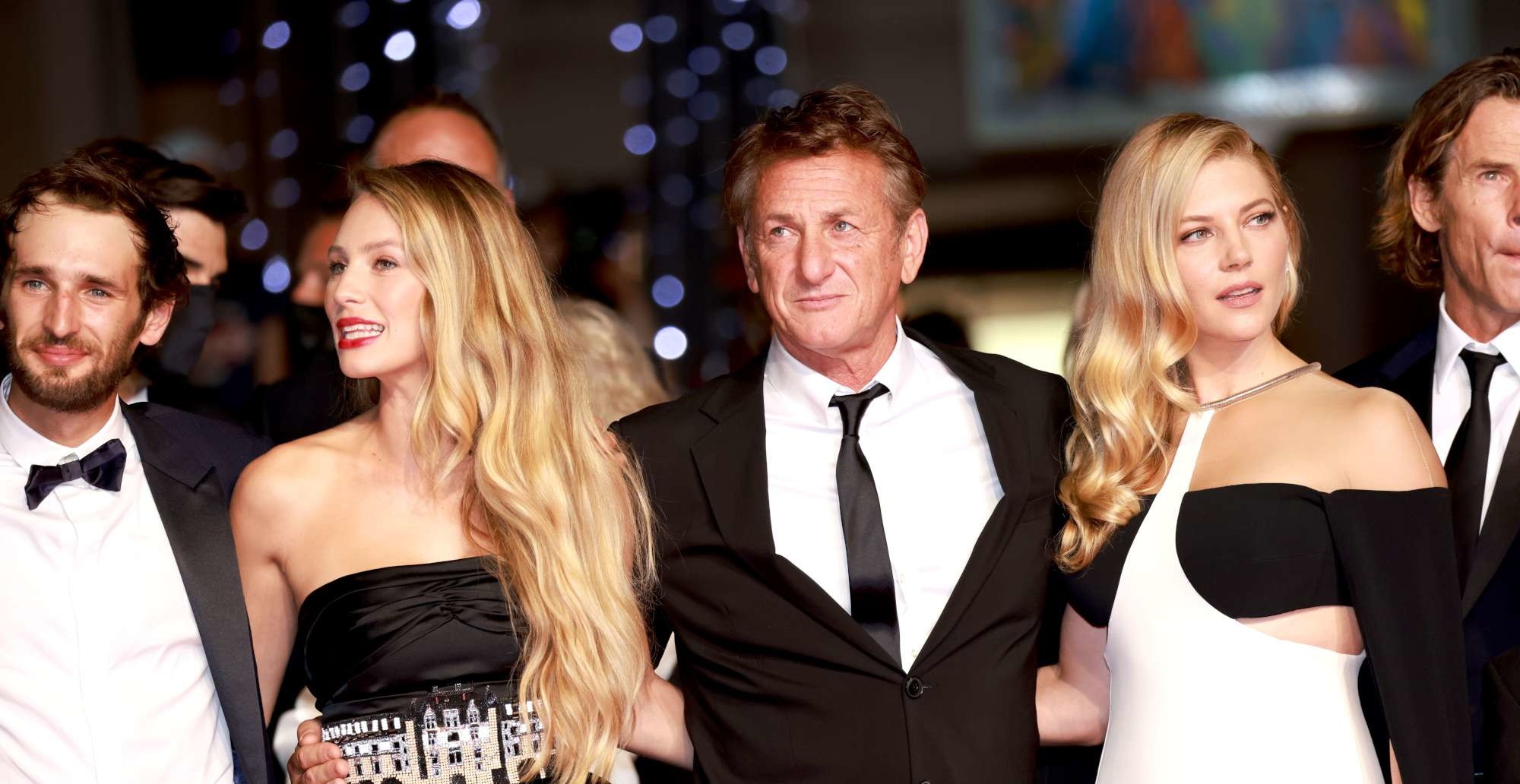 Cannes, Sean Penn sfila sul red carpet di “Black Flies”