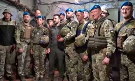 Ucraina, Zelensky visita il fronte a Vuhledar nella regione di Donetsk