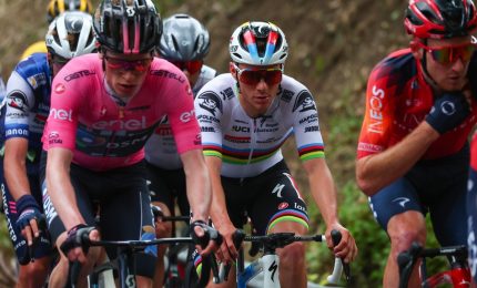 Giro d'Italia, tornano le mascherine dopo positività