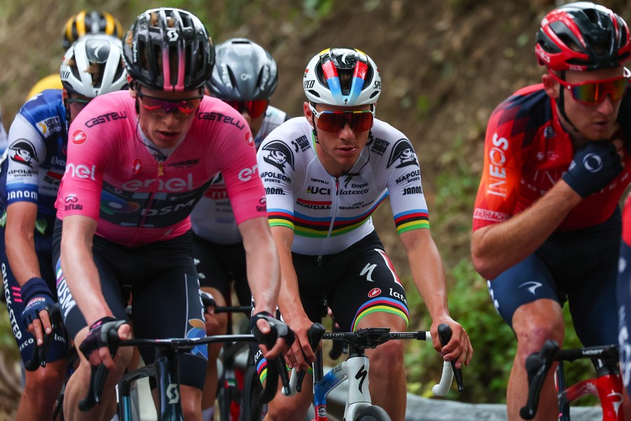 Giro d’Italia, tornano le mascherine dopo positività