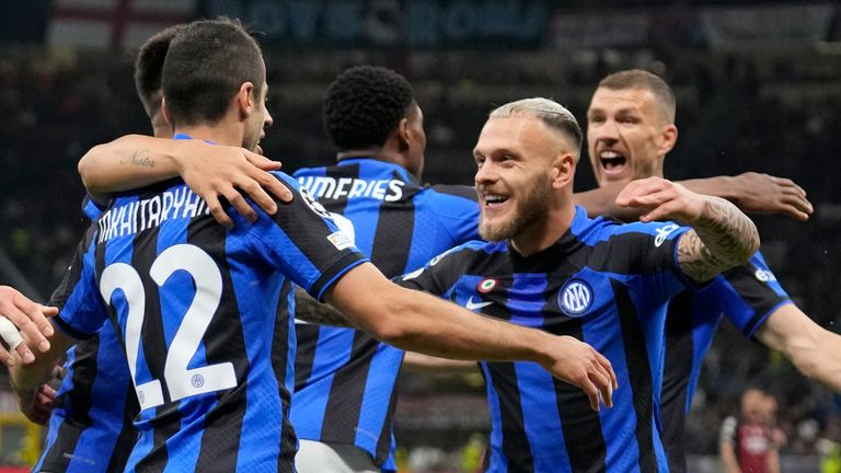 Milan-Inter 0-2, nerazzurri con un piede in finale
