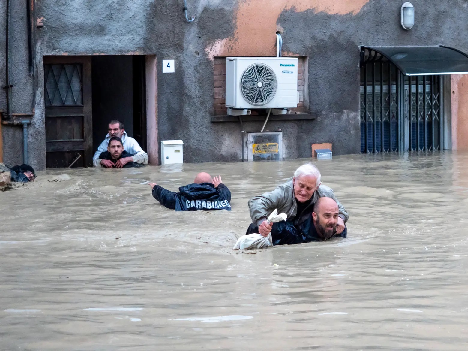 Emilia Romagna sott’acqua: centinaia di sfollati, diverse vittime