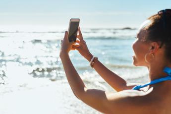 Oculisti: selfie al sole possono scottare gli occhi