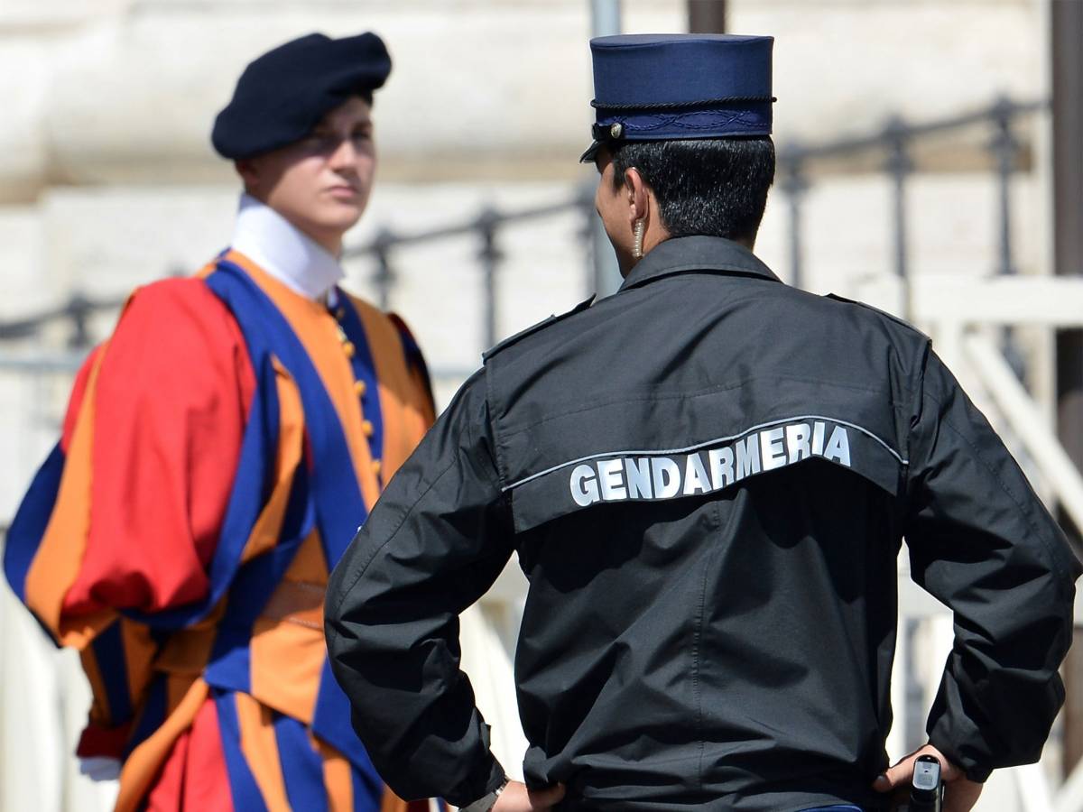 Uomo forza ingresso in Vaticano, la Gendarmeria spara all’auto