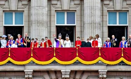 Famiglia reale britannica sul balcone per il sorvolo delle Red Arrows