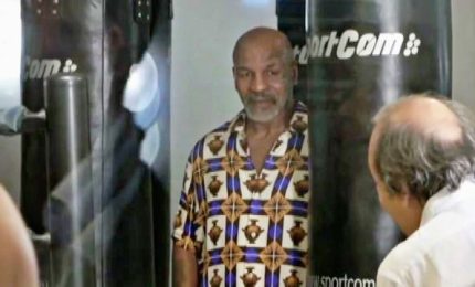 Mike Tyson a Cannes inaugura un ring di boxe all'hotel Carlton