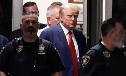 Trump in tribunale, ex presidente formalmente in stato di arresto