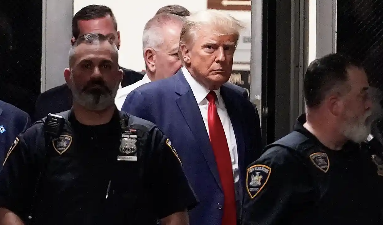 Trump in tribunale, ex presidente formalmente in stato di arresto