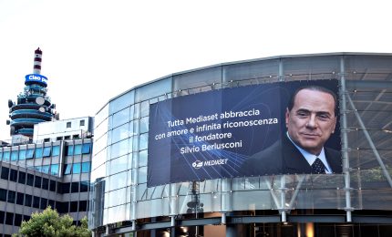 Chi sarà ai funerali di Stato di Berlusconi. Polemiche su lutto nazionale