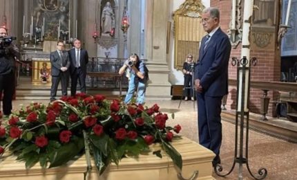 Prodi commosso ai funerali: con Flavia condiviso cielo e terra