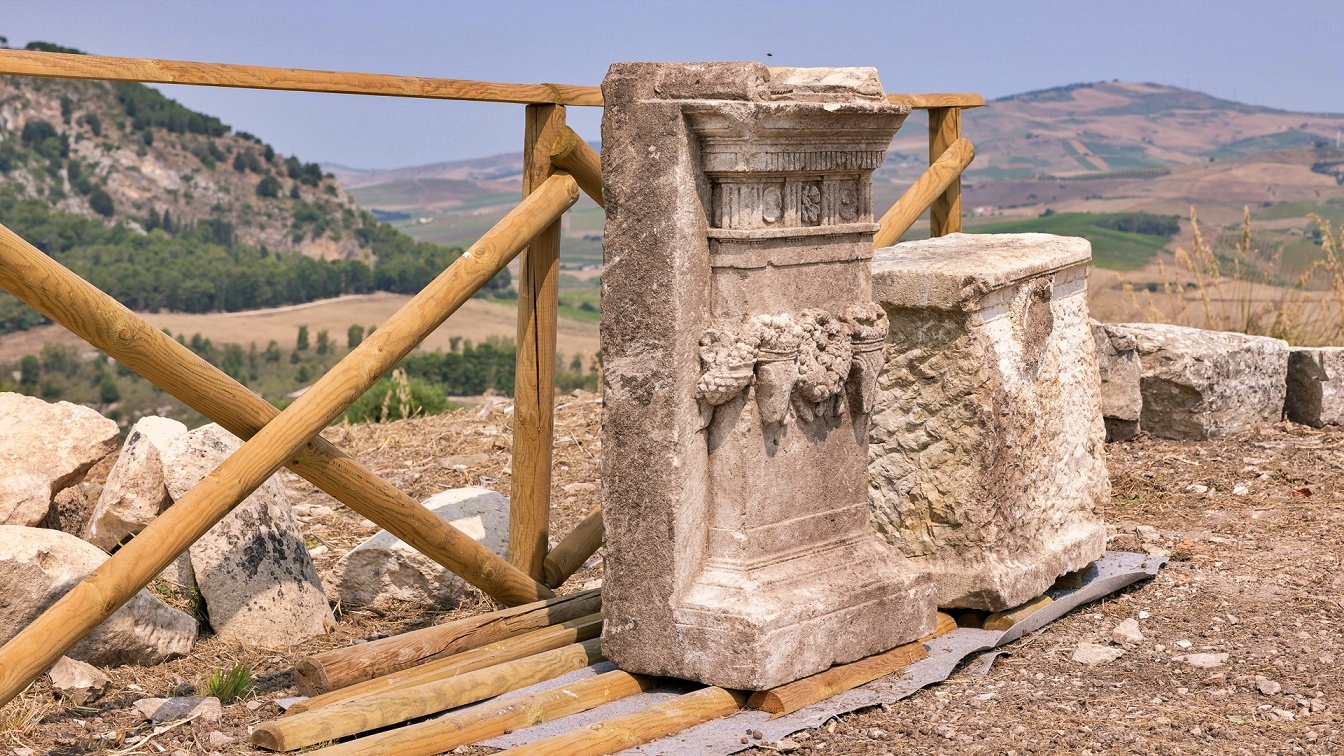 Ritrovato a Segesta un altare ellenistico
