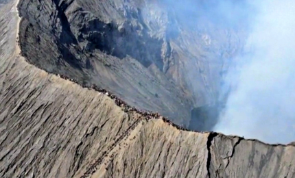 Indonesia, la scalata del vulcano attivo per un rito indù