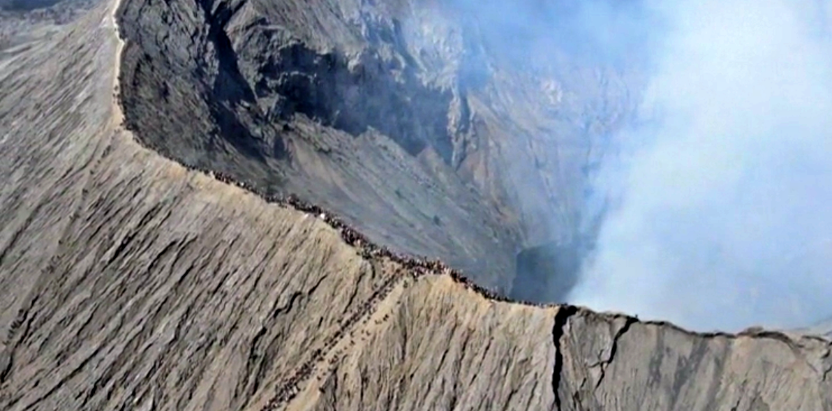 Indonesia, la scalata del vulcano attivo per un rito indù