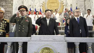 1Nord Corea, la parata con Kim Jong Un e alti ufficiali cinesi e russi