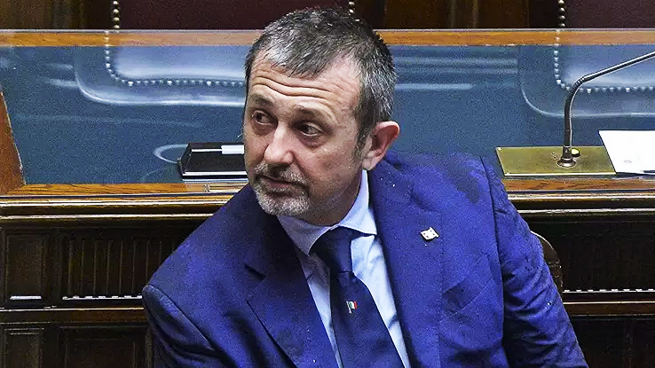 Imputazione coatta per Delmastro. Palazzo Chigi: “Giudici fanno politica?”