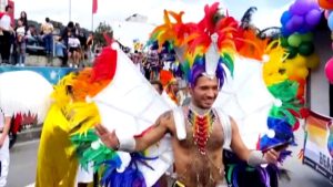 Drag queen e bandiere arcobaleno Lgbtq