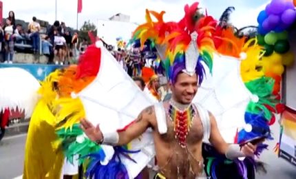 Drag queen e bandiere arcobaleno: marcia dell'orgoglio Lgbtq+ a Bogotà