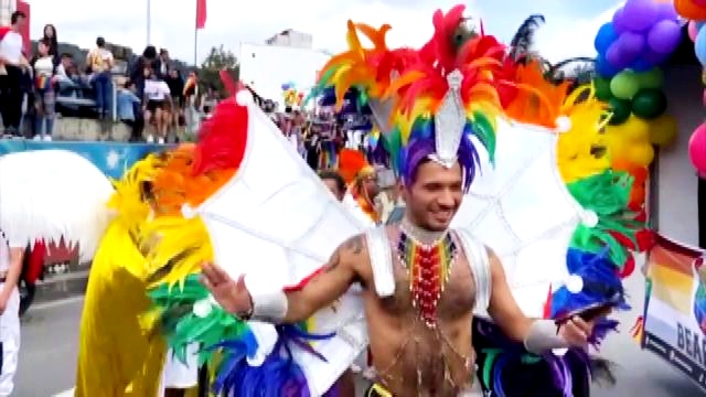 Drag queen e bandiere arcobaleno Lgbtq