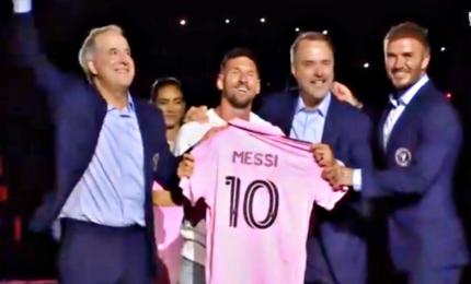 Leo Messi presentato all'Inter Miami, giocherà in Usa fino al 2025