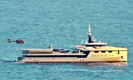 Jeff Bezos a Capri con due mega yacht e un elicottero