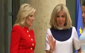 Jill Biden accolta all'Eliseo da Brigitte Macron