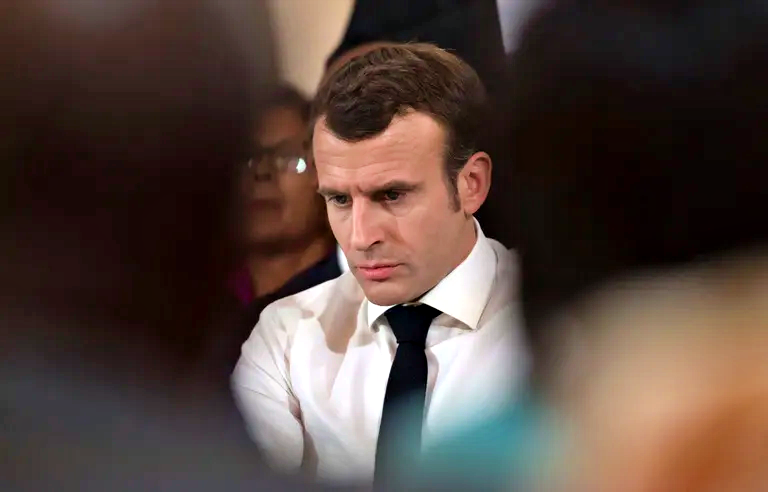 Punto di Macron sui disordini, attacco incendiario a casa del sindaco