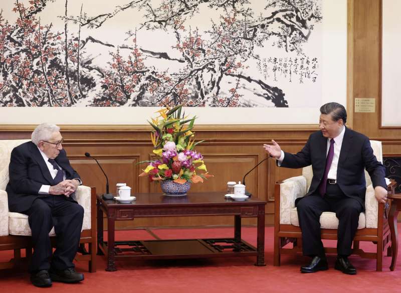 Kissinger vede Xi, viaggio “privato” ma con accoglienza da leader