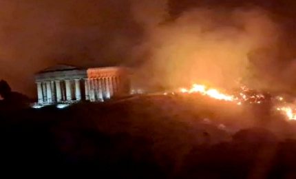 Sicilia tra roghi, a Segesta in fiamme parco archeologico