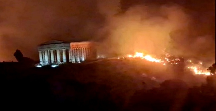 Sicilia tra roghi, a Segesta in fiamme parco archeologico