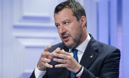 Salvini: delinquente chi mette mani addosso a poliziotto