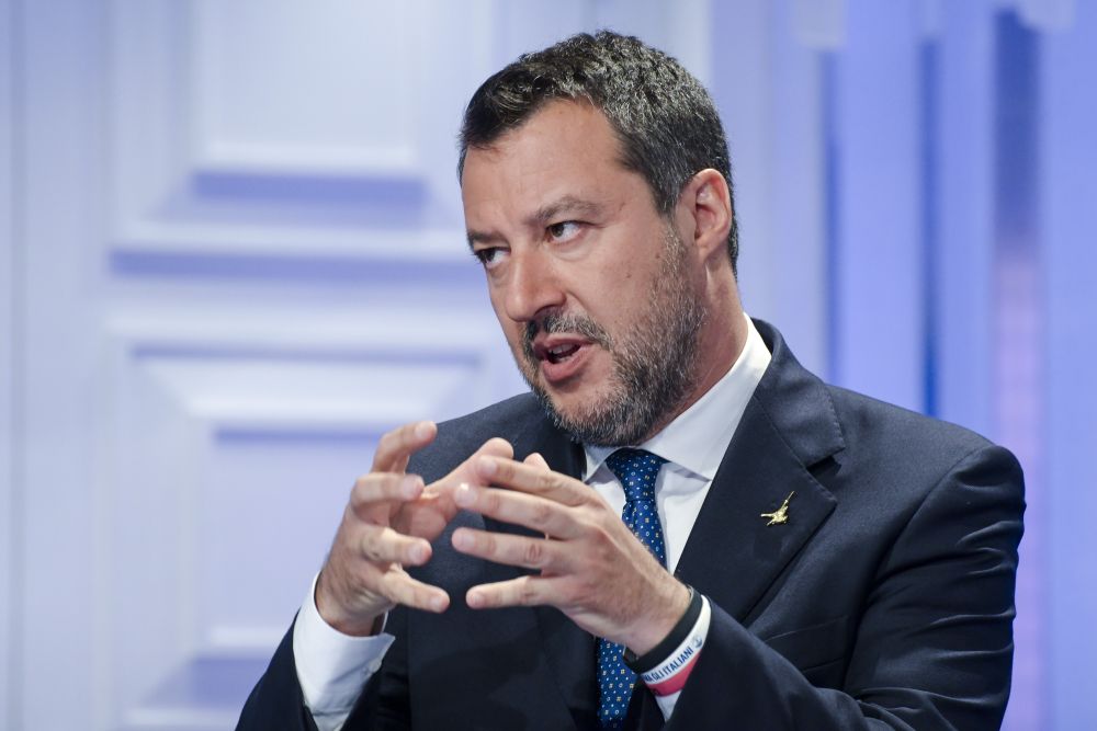 Salvini: delinquente chi mette mani addosso a poliziotto